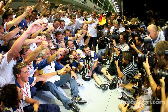 Ganador de la carrera Fernando Alonso celebra con Flavio Briatore y Renault F1 los miembros del equi