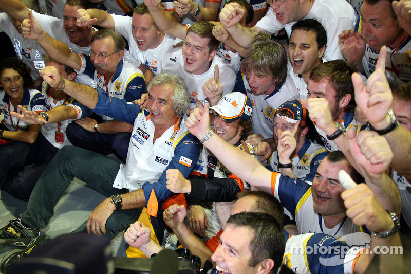 Ganador de la carrera Fernando Alonso celebra con Flavio Briatore y Renault F1 los miembros del equi