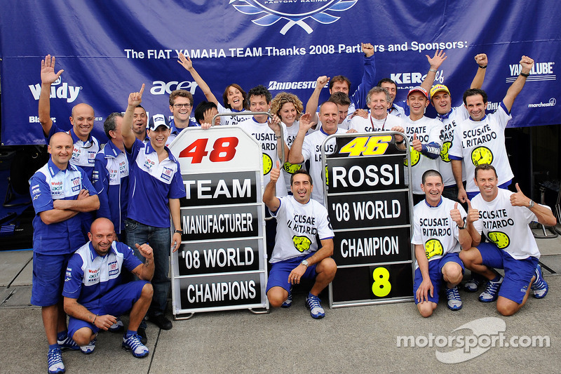 Ganador de la carrera y campeón del mundo 2008 Valentino Rossi celebra con Jorge Lorenzo t el Yamaha team