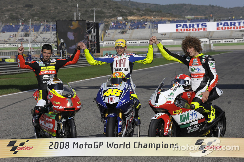 Les Champions du Monde 2008 : Mike Di Meglio (125cc), Valentino Rossi (MotoGP) et Marco Simoncelli (250cc)