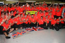 Campeón del Mundo 2008 Lewis Hamilton celebra con los miembros del equipo McLaren Mercedes