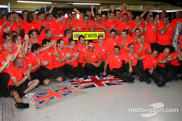 Campeón del Mundo 2008 Lewis Hamilton celebra con los miembros del equipo McLaren Mercedes