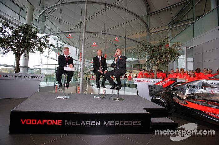 Ron Dennis y Martin Whitmarsh en el escenario