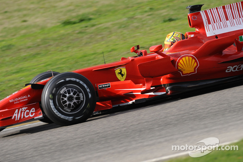 Valentino Rossi prueba el Ferrari F2008