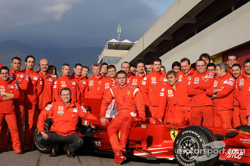 Valentino Rossi pose avec la Ferrari F2008 et les membres de l'équipe Ferrari