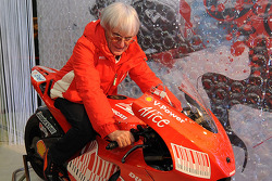 Берни Экклстоун на новом Ducati Desmosedici GP9