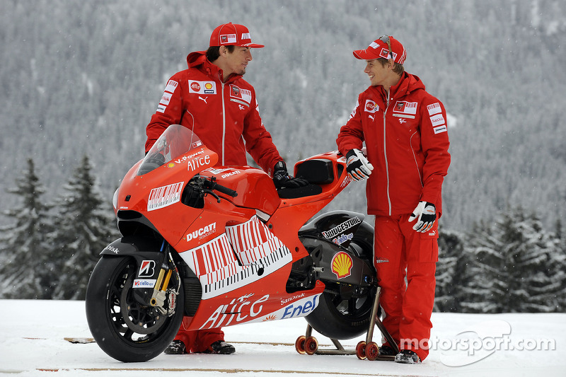 Casey Stoner y Nicky Hayden revelan la nueva Ducati Desmosedici GP9