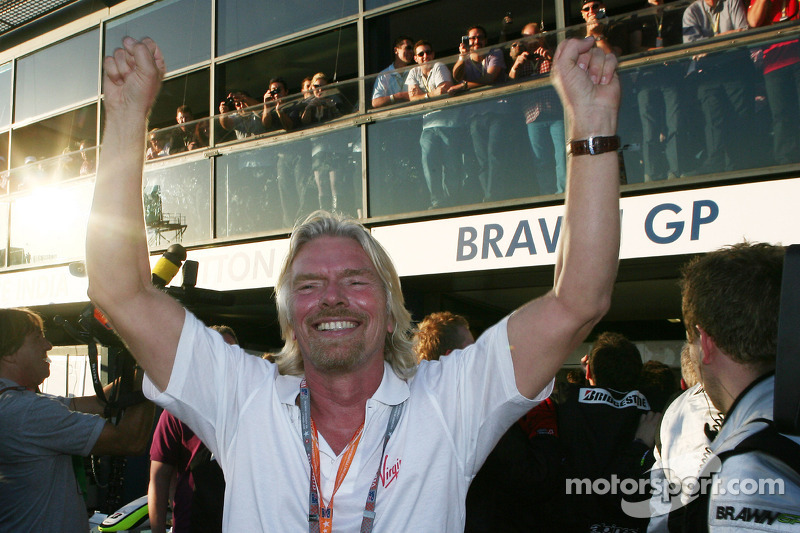 Sir Richard Branson, CEO du groupe Virgin célèbre la victoire