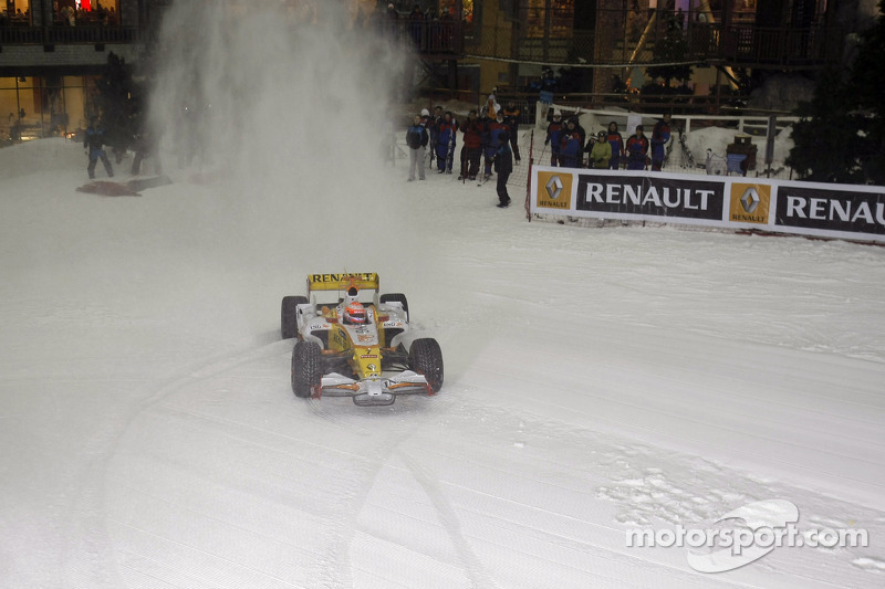 Nelson A. Piquet pilote la Renault R28 dans la neige de Dubaï