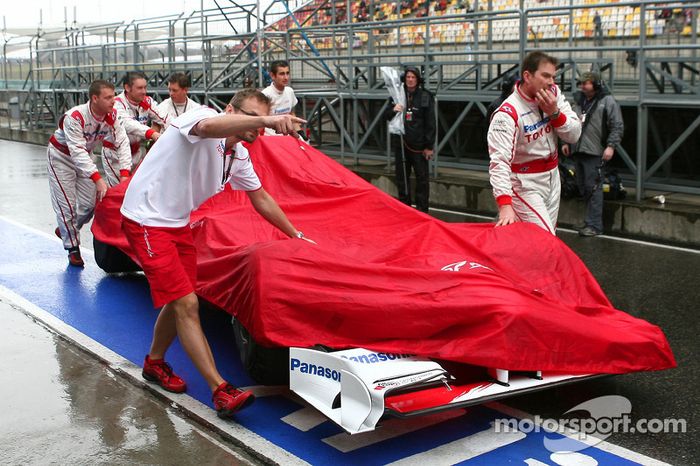 Los equipos a menudo tienen que proteger sus coches de la lluvia (en este caso fue Toyota)