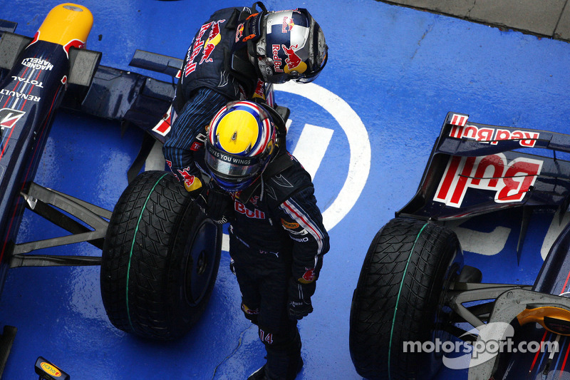 Ganador de la carrera Sebastian Vettel, Red Bull Racing, celebra con Mark Webber, Red Bull Racing