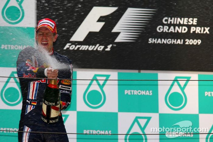 Podio: champagne para el ganador de la carrera Sebastian Vettel, Red Bull Racing