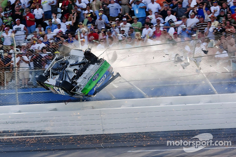 Crash: Carl Edwards, Roush Fenway Racing, Ford