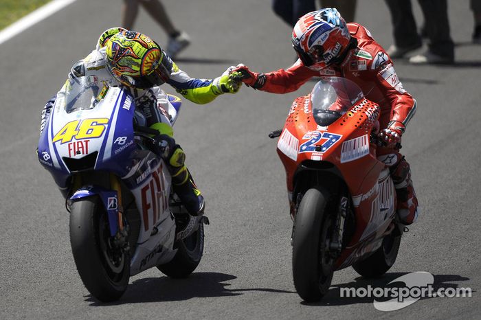 Race winner Valentino Rossi, Fiat Yamaha Team celebrates with Casey Stoner, Ducati Marlboro Team