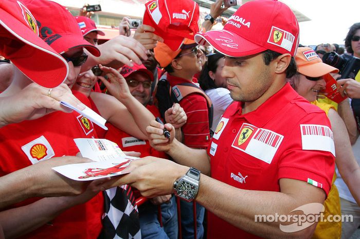 Felipe Massa, Scuderia Ferrari, dá autógrafos a fãs