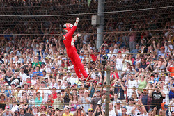 Ganador de la carrera Helio Castroneves sube la cerca