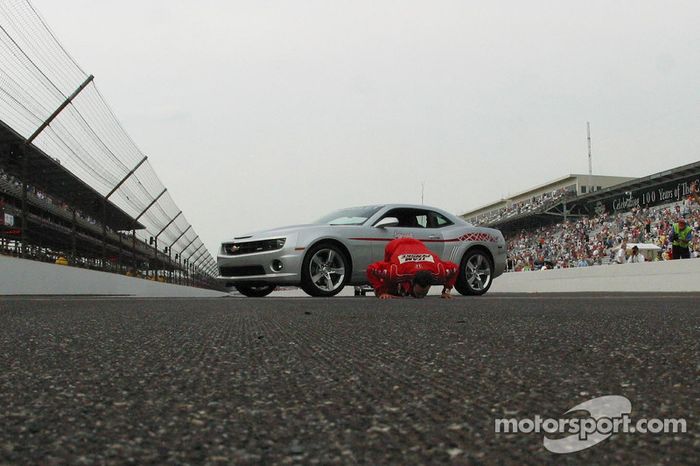 Ganador de la carrera Helio Castroneves besa la yarda de ladrillos