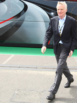 Max Mosley, camina Bernie Ecclestone