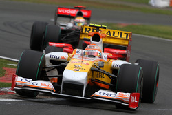 Nelson A. Piquet, Renault F1 Team devance Lewis Hamilton, McLaren Mercedes