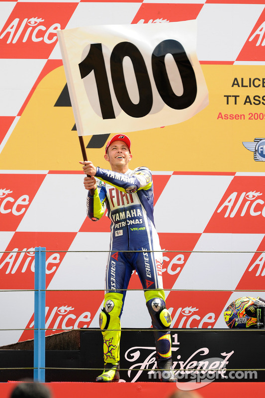 Podio: ganador de la carrera Valentino Rossi Fiat Yamaha Team celebra el triunfo 100 de MotoGP