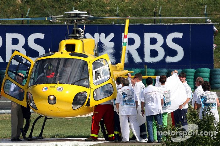 Felipe Massa é levado ao hospital após acidente