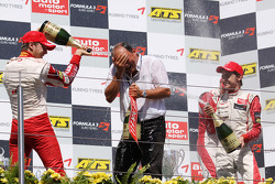Podio: ganador de la carrera Jules Bianchi, ART Grand Prix Dallara F308 Mercedes, el segundo lugar V
