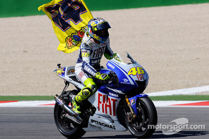 Race winner Valentino Rossi, Fiat Yamaha Team celebrates