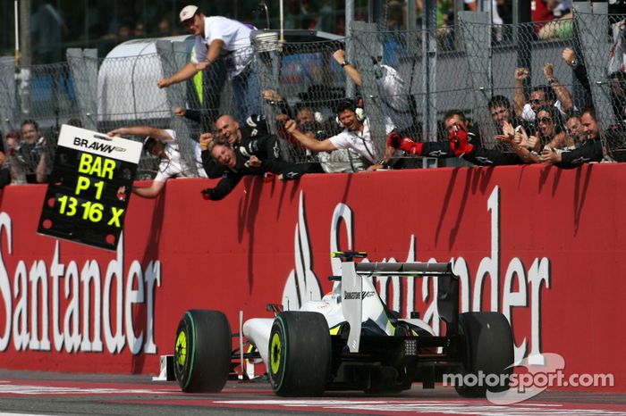 O momento que Rubens Barrichello cruzou a linha de chegada.