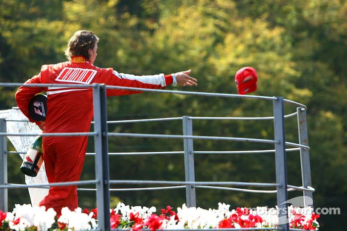 Raikkonen tinha contrato para correr em 2010, mas, como a Ferrari estava de olho em Alonso, pagou para o finlandês ficar de fora das competições. Um fim conturbado para uma relação promissora. 