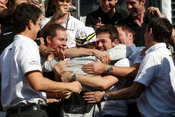 Vencedor Rubens Barrichello, Brawn GP, celebra com sua equipe