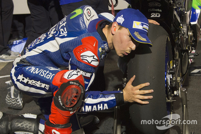 Lorenzo peut embrasser son pneu !