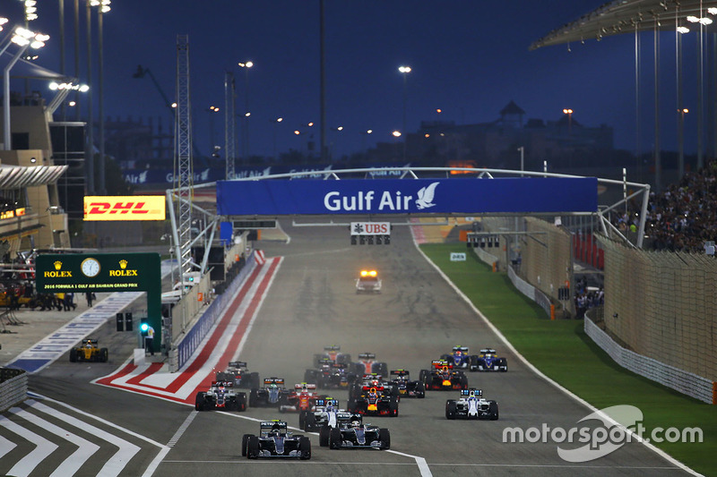 Start: Rosberg und Hamilton vorneweg