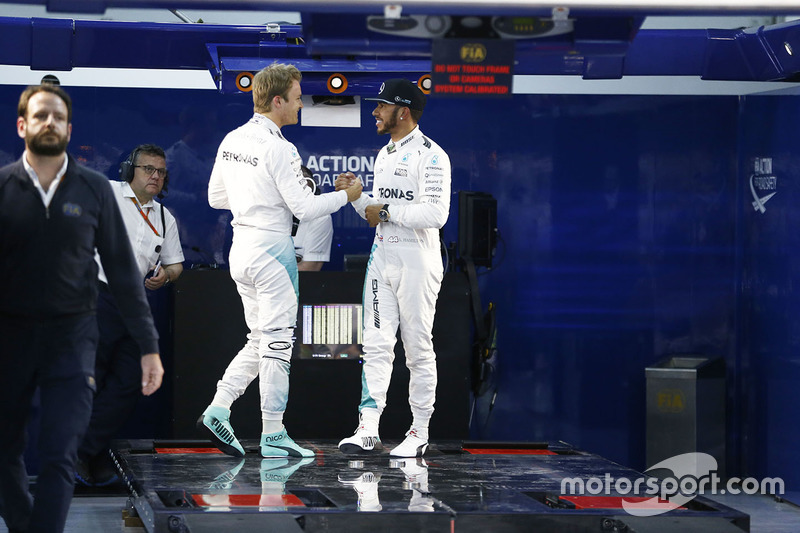 Ganador de carrera, Nico Rosberg, Mercedes AMG F1 Team con Lewis Hamilton, Mercedes AMG F1 Team