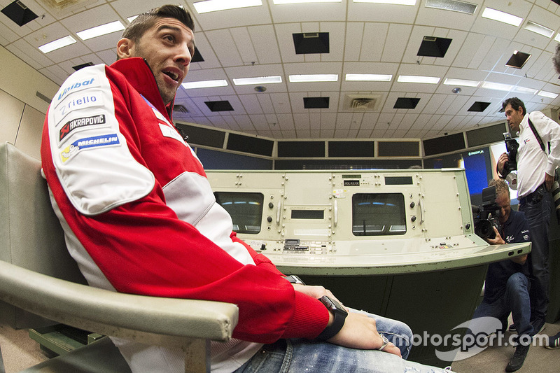 Andrea Iannone, Ducat Teami durante una visita a la NASA Johnson Space Center