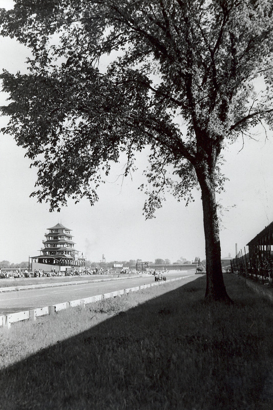 Bis 1941: Turn 4 mit Baum