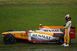 Romain Grosjean, Renault F1 Team part à la faute