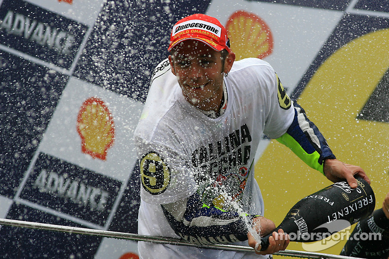 Podio: tercer lugar y Campeón 2009 de MotoGP Valentino Rossi, Fiat Yamaha Team celebra con champagne