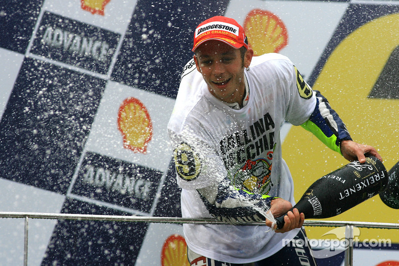 Podio: tercer lugar y Campeón 2009 de MotoGP Valentino Rossi, Fiat Yamaha Team celebra con champagne