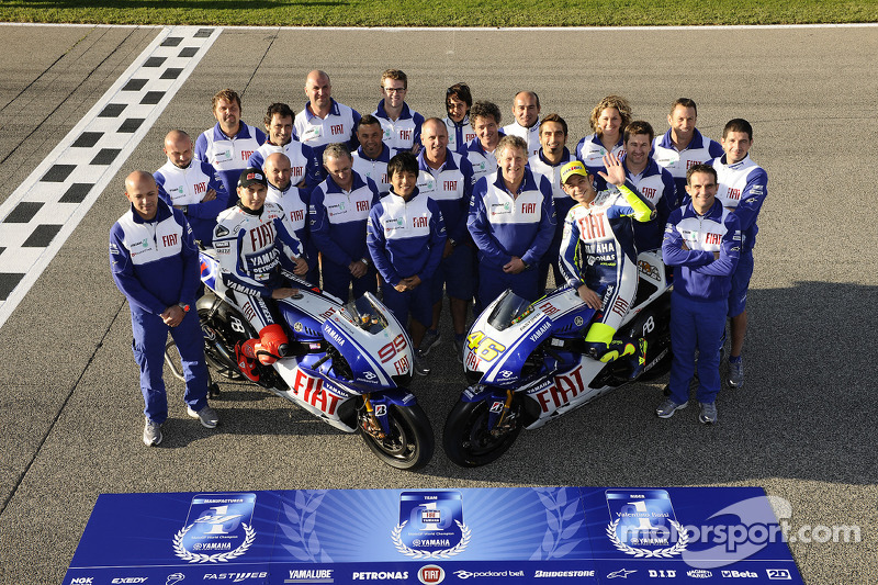 Valentino Rossi, Fiat Yamaha Team y Jorge Lorenzo, Fiat Yamaha Team posan con miembros del equipo Fi