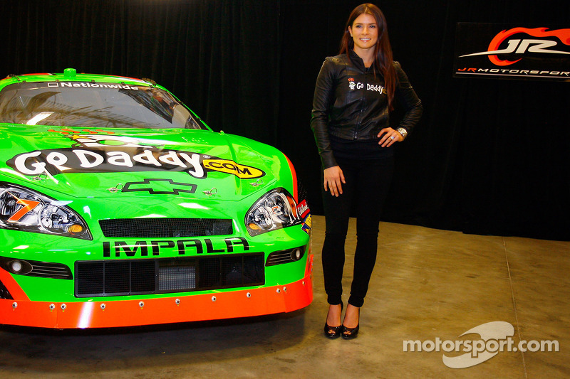 Danica Patrick y Dale Earnhardt Jr.