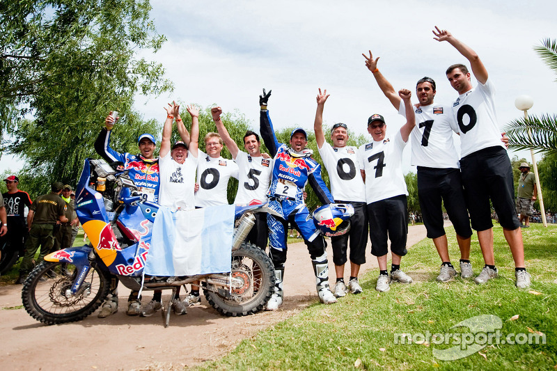 El ganador del Rally Dakar 2010 en la categoría de motocicletas, Cyril Despres festeja con su compañero de equipo, Rubén Faria y miembros del equipo KTM