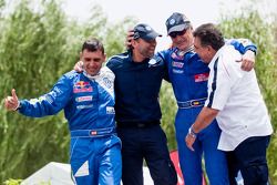 Los ganadores del Rally Dakar 2010 en la categoría de autos, Carlos Sainz y Lucas Cruz Senra celebra