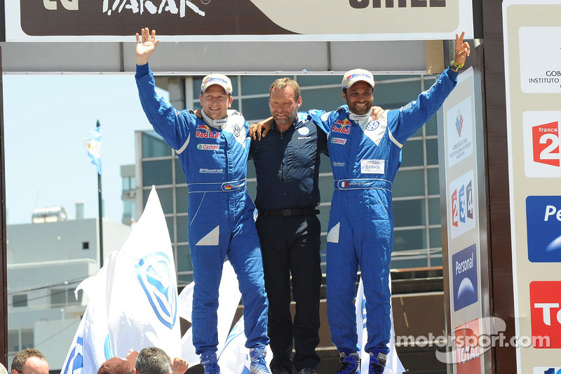 Podium catégorie Autos Dakar 2010: Carlos Sainz et Lucas Cruz, vainqueurs, célèbrent leur succès avec Kris Nissen