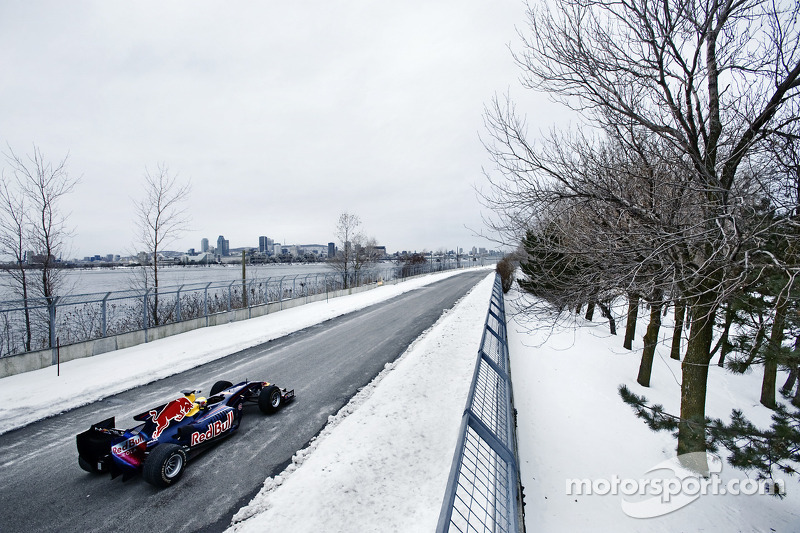 Sébatien Buemi dans la Red Bull F1, sous la neige du circuit Gilles Villeneuve de Montréal