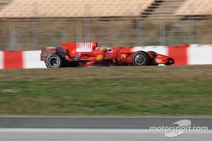 Valentino Rossi prueba el Ferrari F2008 en Barcelona