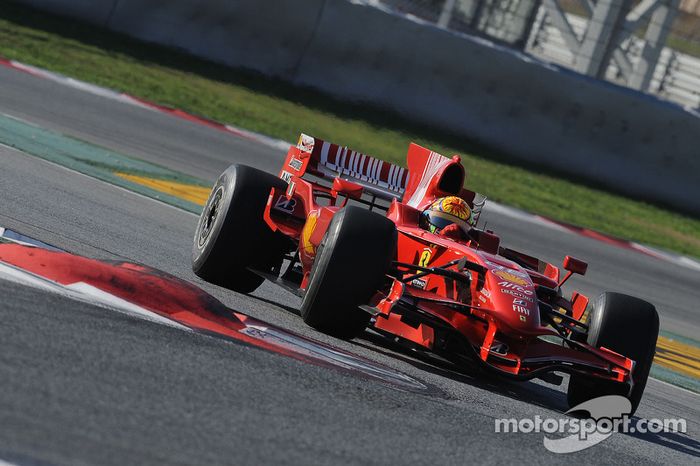 Valentino Rossi prueba el Ferrari F2008 en Barcelona