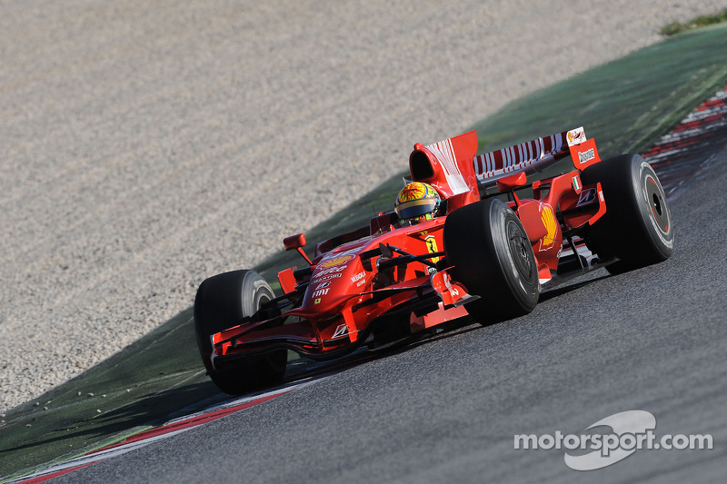 Valentino Rossi testet den Ferrari F2008