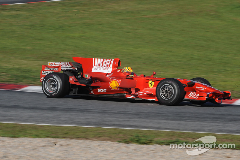 Valentino Rossi prueba el Ferrari F2008 en Barcelona