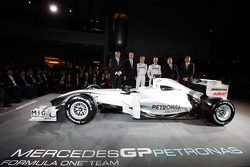 Ross Brawn, Dr. Dieter Zetsche, Nico Rosberg, Michael Schumacher, Norbert Haug und Nick Fry