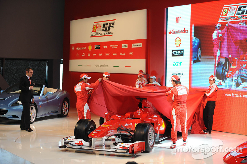 Felipe Massa, Fernando Alonso, Marc Gene, Giancarlo Fisichella ve Luca Badoer unveil Ferrari F10